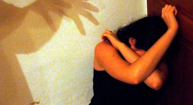 Le aggancia in chat e le stupra nel garage della sua villa: bancario a processo
