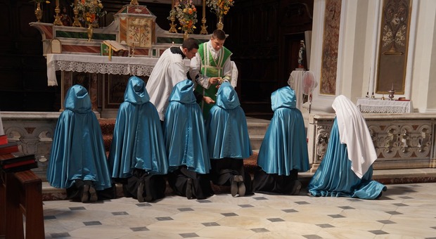Barra, la chiesa rivive con le suore Adoratrici: preghiere e canti in latino