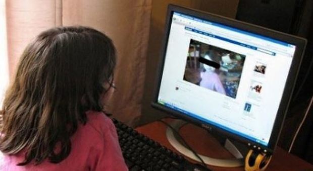 Video porno di minori scambiati tra ragazzi su Whatsapp: 51 indagati, denuncia di una mamma