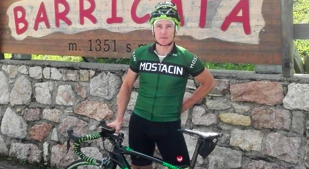 Ciclista travolto da un'auto, Alfredo Ceccon muore a 54 anni davanti ai suoi compagni di squadra. Si stavano allenando per una gara