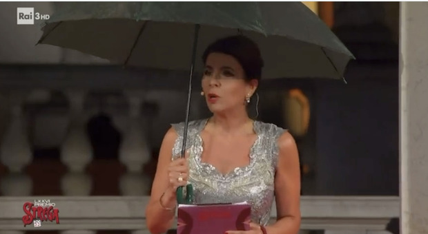 Geppi Cucciari ha ironizzato anche sulla pioggia durante il premio strega: niente pubblico, solo due persone con l'ombrello