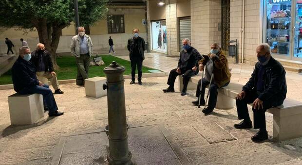 Covid, anziani distanziati in piazza: il sindaco si ferma e fa i complimenti (e lo scatto finisce su Facebook)