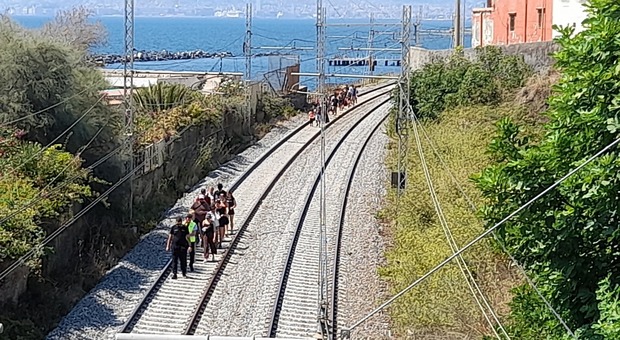 Torre del Greco, treno investe e uccide persona: viaggiatori costretti a lasciare e camminare sui binari