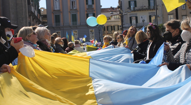 Ucraina, manifestazione a Napoli per migliaia: «Putin come Hitler, Italia aiutaci»