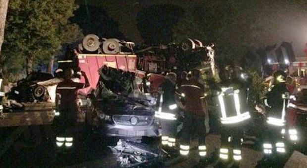 Roma, camion Ama si ribalta, vola nella corsia opposta e schiaccia tre auto: un morto e due feriti gravi
