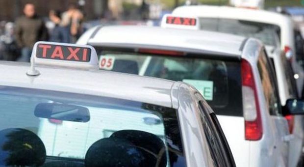 Roma, aggrediscono e rapinano un tassista con un cacciavite a fine corsa: arrestati
