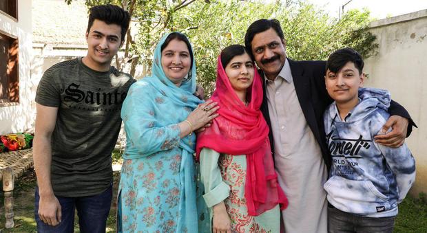 Malala torna dopo 6 anni nella casa dove fu quasi uccisa dai talebani: «È una gioia»