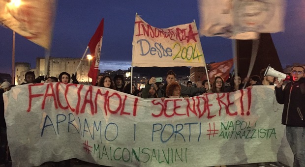 Migranti, Napoli in piazza contro Salvini: «Apriamo i porti, facciamoli scendere»