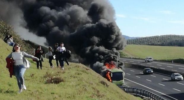 Guidonia, bus turistico in fiamme: 40 studenti terrorizzati fuggono nei campi