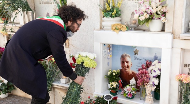Cerveteri, il comune porta fiori al cimitero: si inizia con la tomba di Marco Vannini