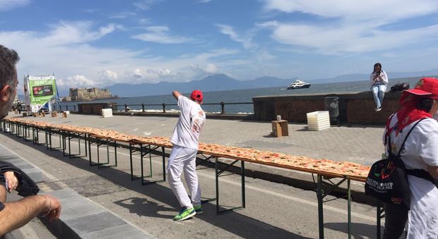 Una spiaggia di pizza: 250 pizzaioli da tutto il mondo a Napoli per il record di 2 km di margherita