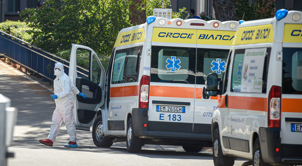 Covid, finiti i posti letto in ospedale: anziana muore sull'ambulanza in attesa del ricovero