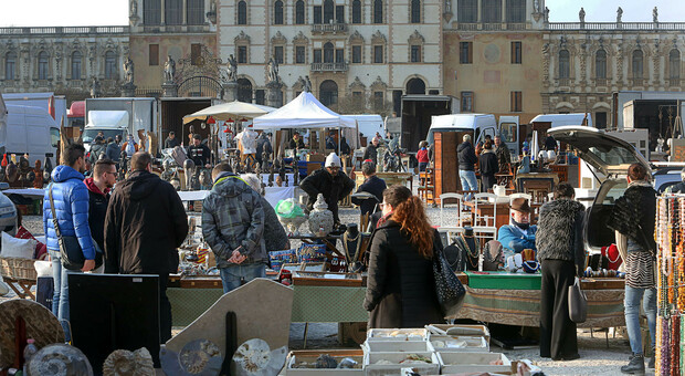 Sequestrati 24 oggetti in avorio a 4 espositori del mercatino di Piazzola sul Brenta