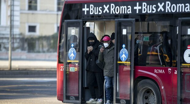 Paura sull'autobus a Roma, armato di coltello minaccia i passeggeri: l'autista avverte la polizia e lo fa arrestare