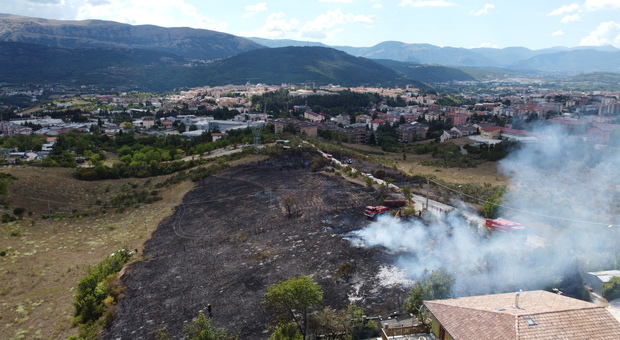 L'Aquila, ancora un incendio doloso tra San Giacomo e Colle Sapone