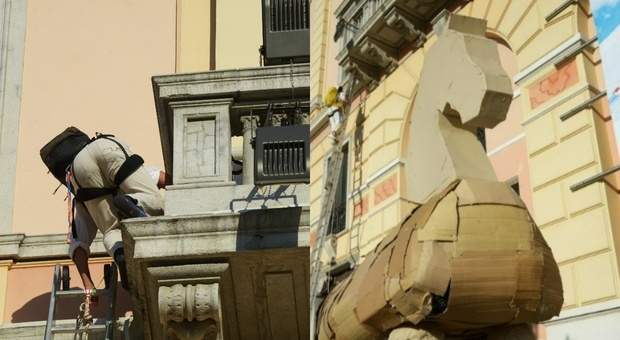 Spunta un gigantesco cavallo di Troia e due ragazzi si arrampicano sul balcone del palazzo della Regione: «È contro il piano siccità»