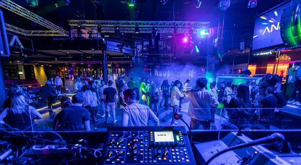 Odissea, 40enni esclusi dalla sala principale, scoppia la polemica. La discoteca: «I giovani non vogliono "guardoni", ma non c'è nessun regolamento»