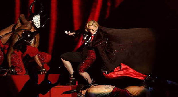 Brit Awards, Madonna cade dal palco, botta e risposta con Armani. La popstar: «Colpa del mantello». Lo stilista: «Se l'è cercata»