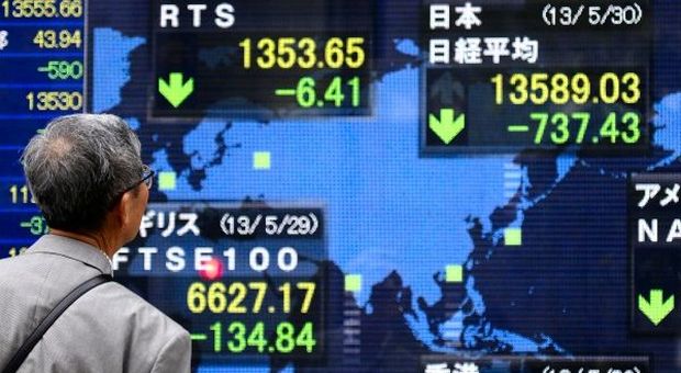 Tokyo chiude debole in scia indicazioni Fed