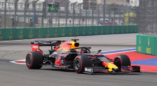 Verstappen davanti a Leclerc nelle seconde libere di Sochi