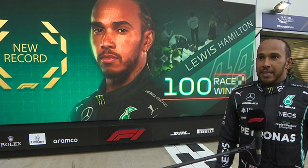 Hamilton festeggia la centesima vittoria, ma il suo rivale Verstappen fa un passo verso il titolo