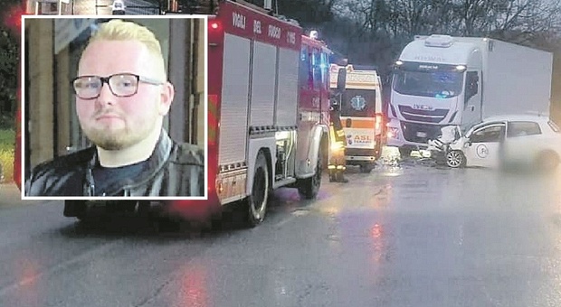 Tortoreto, schianto contro un camion sulla Bonifica: Stefan muore a 22 anni, lascia un figlio piccolo