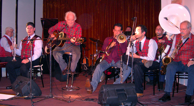 Carlo Loffredo (al centro) con la sua band