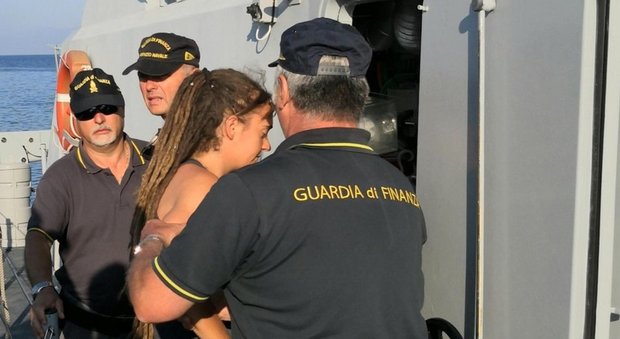Carola Rackete lascia Lampedusa, oggi l'udienza di convalida. Salvini: «Spero in conferma arresto»