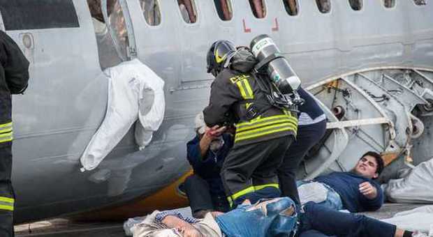 Aeroporto Fiumicino, esercitazione con 300 figuranti su incidente aereo