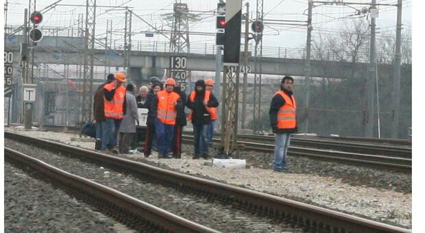 Vigile urbano travolto da un treno, choc a Marina Palmense: «Una persona straordinaria