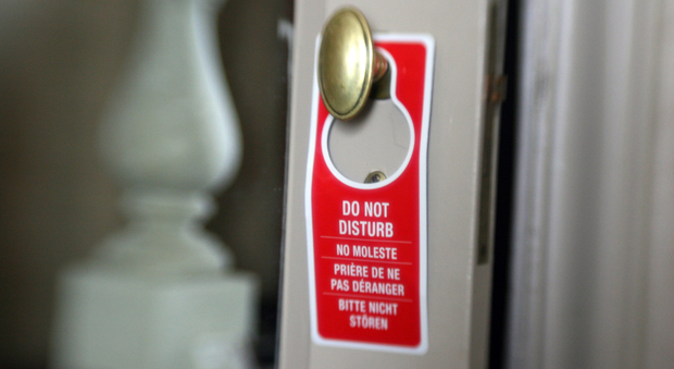 «Do not disturb» addio: dopo la strage di Las Vegas gli hotel bandiscono l'avviso da appendere alla maniglia