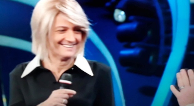 Sanremo 2020, Fiorello travestito da Maria De Filippi apre il Festival. Delirio sul web
