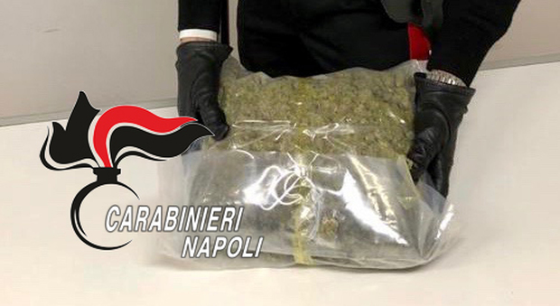 Napoli, immigrato a spasso con 800 grammi di marijuana: preso