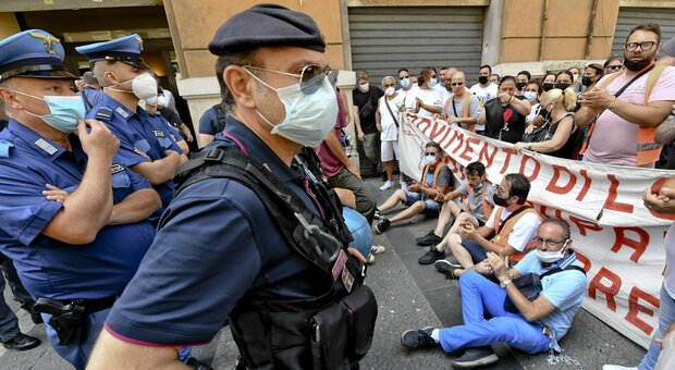 Campania, protesta davanti alla Regione: disoccupato ha un malore