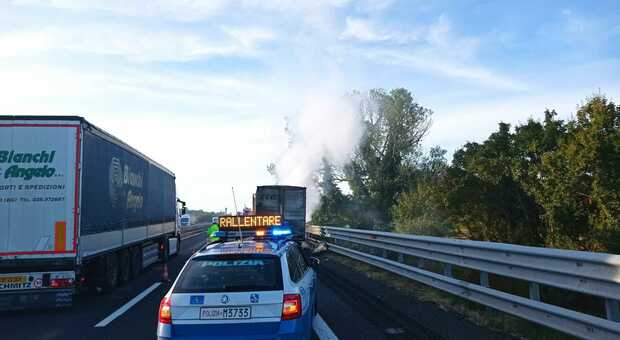 Tir carico di carta a fuoco sulla A1 tra Chiusi e Fabro. Nessun ferito, disagi al traffico