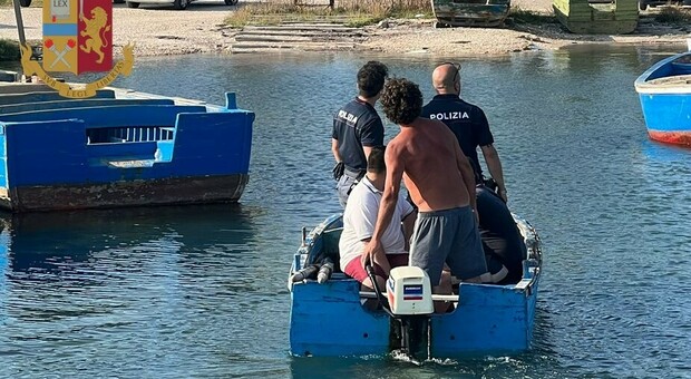 Polizia salva due ragazzi in mare: il gommone si stava sgonfiando e rischiavano di annegare