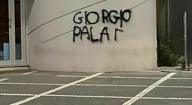 Scritte e minacce su un muro contro il consigliere comunale Giorgio Pala a Lecce