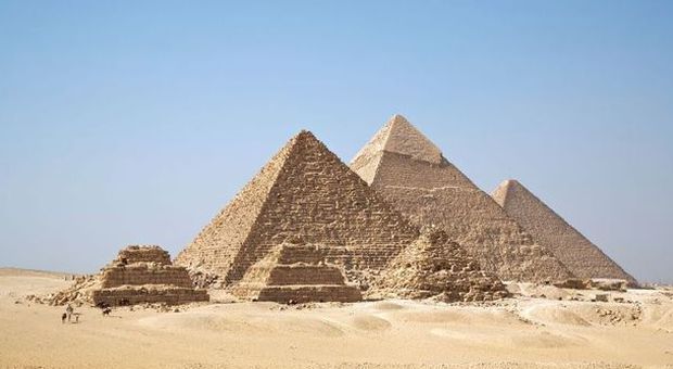 Egitto, due poliziotti uccisi in una sparatoria vicino alle Piramidi di Giza