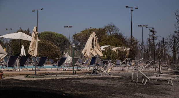 Settebagni, incendio vicino a centro estivo: messi in salvo decine di bambini