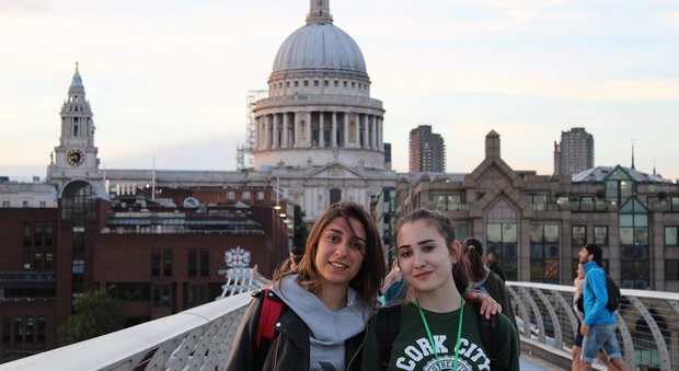 Lucrezia e Beatrice al Millennium Bridge a Londra