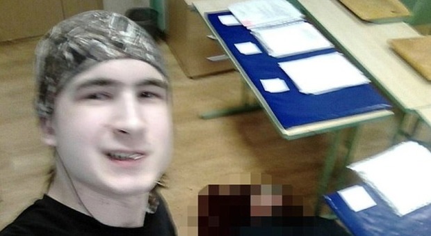 Russia, 18enne uccide un insegnante a scuola e pubblica on line i selfie con il corpo: poi si suicida con una motosega