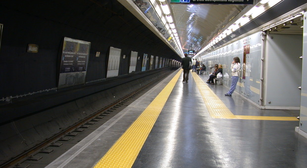 Terrorismo, allarme bomba alla metro di Napoli: ma gli artificieri scoprono che era un giocattolo