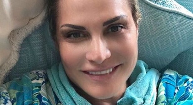 Simona Ventura, il selfie su Instagram dopo lo spavento. Fan al veleno: «Sembri Avatar»