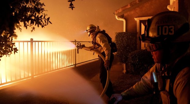 California, enorme incendio a Los Angeles: evacuate migliaia di persone