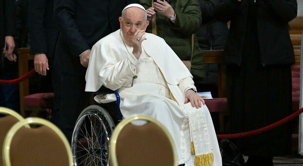 Papa Francesco alla camera ardente di Napolitano: perché la visita a sorpresa che ha spiazzato (anche) il Vaticano?