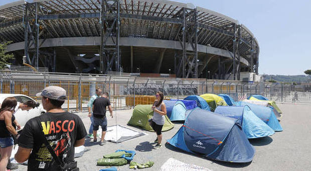 Vasco al San Paolo, cresce l'attesa: i fan dormono in tenda a Fuorigrotta|Foto