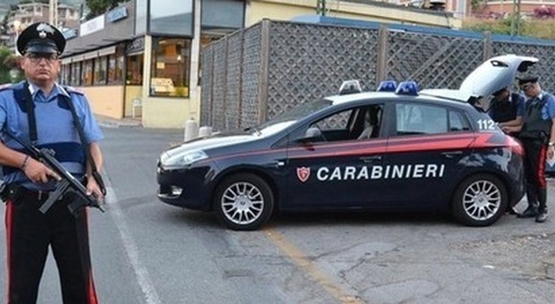 Carabiniere investito, uomo fugge all'alt e travolge il militare: aveva la patente scaduta
