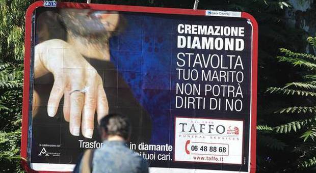 Roma, la pubblicità choc dell'agenzia funebre: «Trasformiamo in diamanti le ceneri dei tuoi cari»