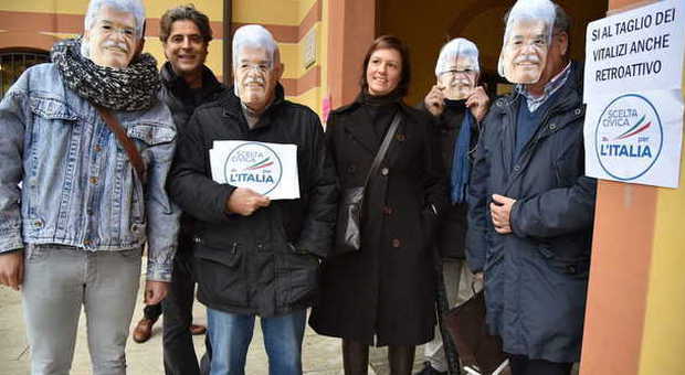La protesta di Scelta civica con le maschere del senatore Razzi