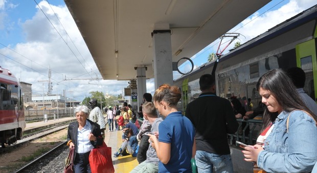 Le Ferrovie Sud Est cambiano gli orari senza avvisare: pendolari nel caos